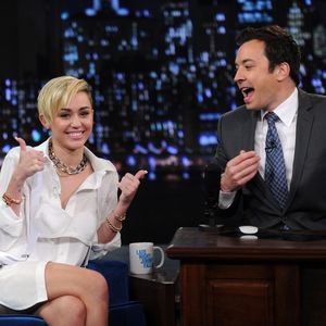 Lustig! Miley Cyrus rasiert Jimmy Fallon den Vollbart ab