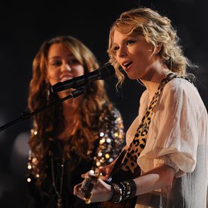 Pop-Krieg? Miley Cyrus lästert öffentlich über Taylor Swift!
