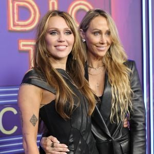 Miley Cyrus möchte sich niemals von Mama Tish "abnabeln"