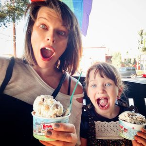 Schwangere Milla Jovovich kommt an Eis – dank ihrer Tochter