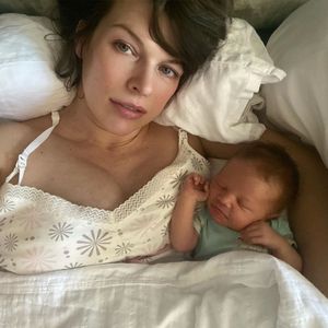 Süß! Milla Jovovichs Baby bringt ganze Familie zum Lachen