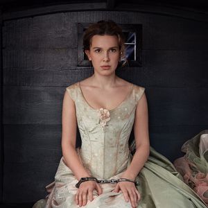 Millie Bobby Brown kehrt als Detektivin Enola Holmes zurück!