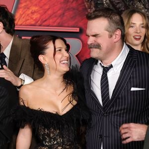Versöhnt: David Harbour und Millie Bobby Brown umarmen sich