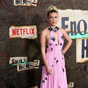 Pretty in Pink: Millie Bobby Brown strahlt auf Filmpremiere