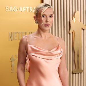 Millie Bobby Brown enthüllt funkelnden Inhalt ihrer Tasche