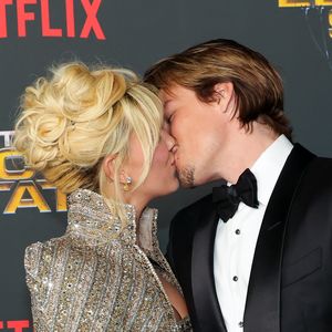 Millie Bobbie Brown und Jake turteln verliebt auf Red Carpet