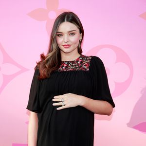 Ganz in Weiß: Hier versteckt sich Miranda Kerrs Baby-Bauch!