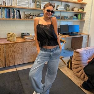 Neuer Stil: Miranda Kerr verblüfft mit lässigem Jeans-Look