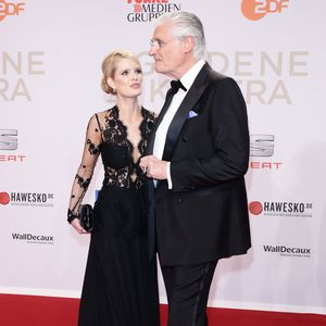 Sky du Mont und Ex-Frau Mirja posieren auf dem roten Teppich