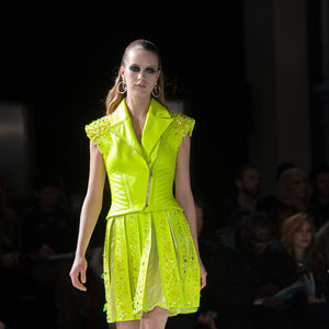 Fashion Week: Schultern, Fell & Neon bei Versace