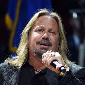 Von Bühne gefallen: Mötley-Crüe-Sänger muss ins Krankenhaus