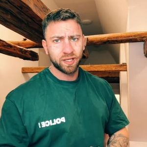 Nach 10 Jahren wiedervereint: Mois zeigt geheime Tochter