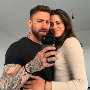 Ein Baby? Mois und Partnerin Seven deuten Schwangerschaft an