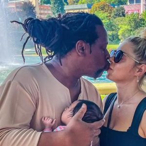 Mola Adebisi und Adelina bringen Sohn und Nanny zum Event