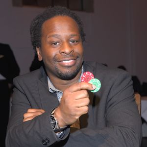 Papa mit 51? Für Mola Adebisi genau das richtige Alter!