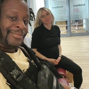 Mola Adebisi und Adelina teilen erste Details zu ihrem Baby