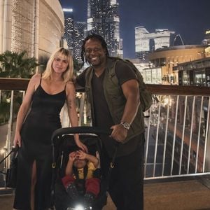 So süß gratuliert Mola Adebisis Frau ihm zum Hochzeitstag