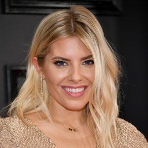 Schwangere Mollie King mit süßem Babybäuchlein abgelichtet
