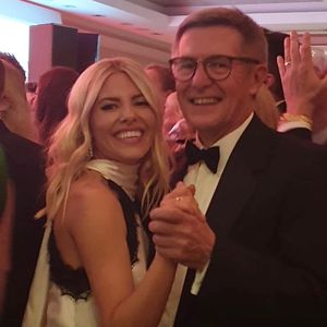 Gerade ihr Baby bekommen: Mollie King trauert um ihren Papa!