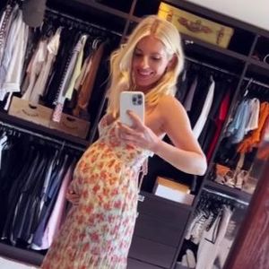 Mollie King verrät, wie sie ihre Babykugel bisher versteckte