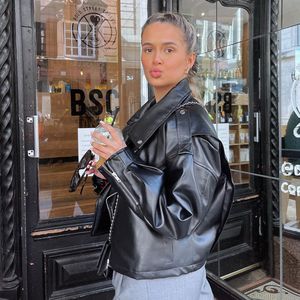 Neumama Molly-Mae Hague ist lässig in Lederjacke unterwegs