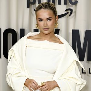 Molly-Mae Hague strahlt ganz in Weiß bei ihrer Doku-Premiere