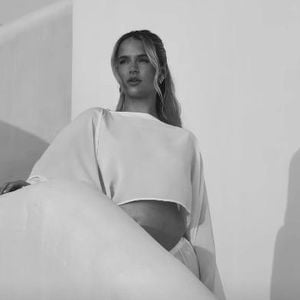 Schwangere Molly-Mae zeigt ihren großen Babybauch