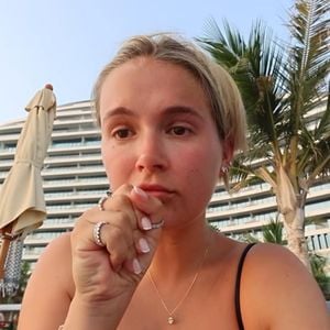 Verschluckt: Molly-Mae hatte skurrile Vogelattacke in Dubai
