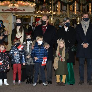 Mit Familie: Monaco-Twins vergnügen sich auf Weihnachtsmarkt