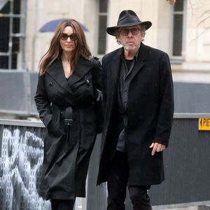 Monica Bellucci und Tim Burton schlendern verliebt in Paris