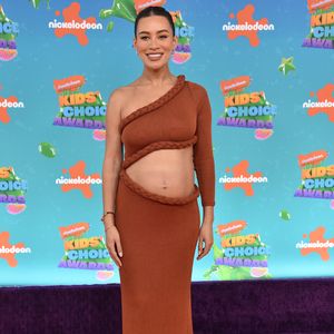 Montana Brown präsentiert ihren Babybauch auf dem Red Carpet