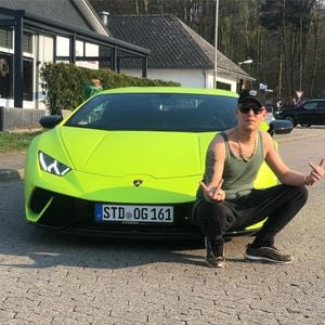 MontanaBlack filmt sich bei 300 km/h am Steuer selbst