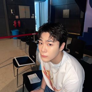 Kollegen hinterlassen Moonbin (†25) Briefe an Gedenkstätte