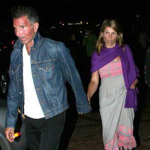 Ihm drohen 50 Jahre Haft: Lori Loughlins Mann golft gelassen