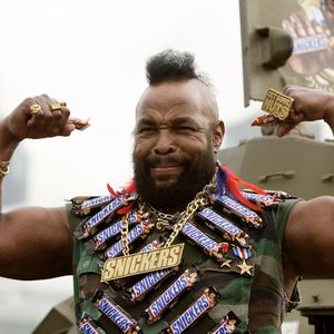 Mr. T läuft im USA-Schlafanzug durch New York!