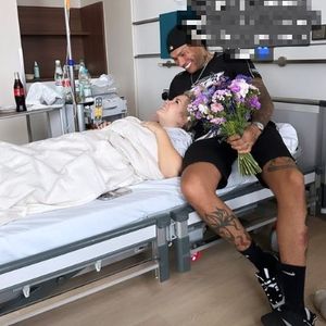 Jona Steinig unterstützt Mrs.Marlisa nach OP im Krankenhaus