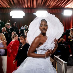Musikerin Tems versperrt bei den Oscars allen die Sicht!