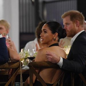 Rückenfrei: Herzogin Meghan strahlt elegant bei Harrys Event