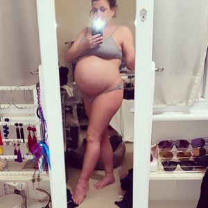 UK-Moderatorin Nadia Essex zeigt halb nackt runden Babybauch