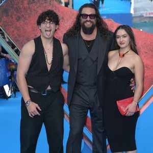 "Supergirl"-Premiere: Jason Momoa mit Freundin und Kids