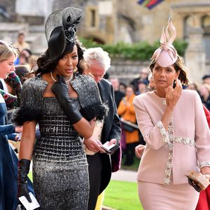 Claudia Schiffer trägt nackte Naomi Campbell