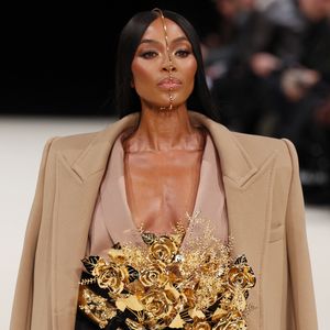 Naomi Campbell modelt ganz dramatisch bei der Fashion Week