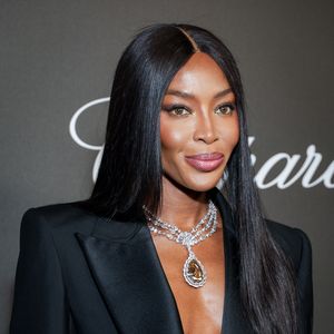 Naomi Campbell glänzt ohne BH in transparentem Cocktailkleid