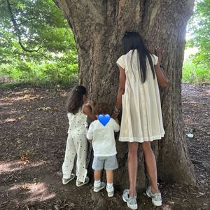 Im Wald: Naomi Campbell zeigt seltene Fotos ihrer Kinder