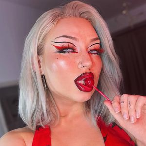 Neues Musikvideo: YouTube-Star Naomi Jon als Latex-Queen!