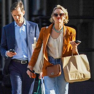 Etwa doch verlobt? Naomi Watts mit dickem Klunker gesichtet