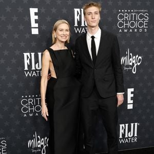 Naomi Watts glänzt mit Sohn bei den Critics' Choice Awards