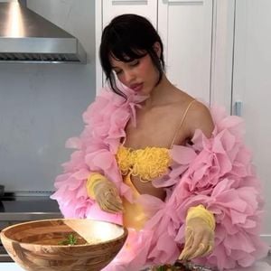 Nara Smith reagiert auf Leihmutter-Gerüchte nach der Geburt