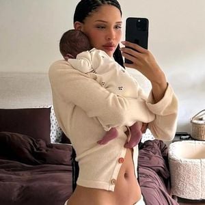 14 Tage nach Geburt: Nara Smith zeigt ihren flachen Bauch