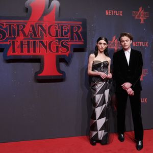Set-Pranks: Natalia Dyer & Charlie im "Stranger Things"-Talk